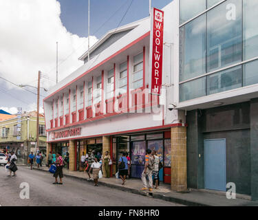 Gli amanti dello shopping al di fuori di Woolworth department store di Bridgetown, Barbados Foto Stock