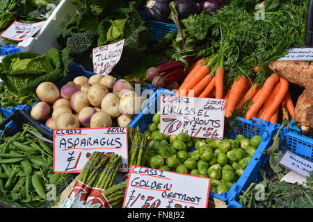 Giorno di mercato a Cambridge, Inghilterra. Ortaggi freschi su un mercato all'aperto in stallo. Foto Stock