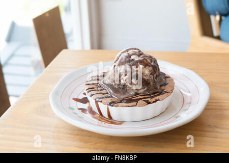 La padella cotto al cioccolato Dessert Cookie e rabboccato con gelato Foto Stock