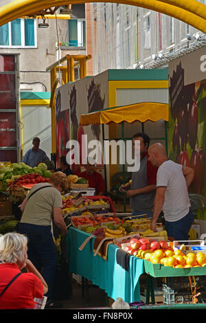 I fornitori vendono producono nel mercato verde nella città vecchia sezione di Sarajevo, Bosnia ed Erzegovina. Foto Stock