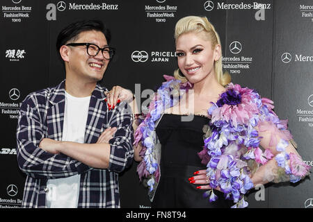 (L a R) Fashion designer Keita Maruyama e cantante americana Gwen Stefani frequentare una foto della Mercedes Benz Fashion Week Tokyo in Shibuya Hikarie edificio su Marzo 14, 2016, Tokyo, Giappone. Come pure che frequentano la settimana della moda come parte di una MasterCard tie-up, Stefani terrà il suo primo concerto in Giappone in 8 anni per promuovere il suo terzo album solista, questo è ciò che la verità si sente come. © Rodrigo Reyes Marin/AFLO/Alamy Live News Foto Stock