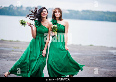 Due ragazze incantato damigelle sul vestito di verde Foto Stock