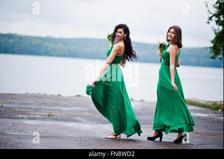 Due ragazze incantato damigelle sul vestito di verde Foto Stock