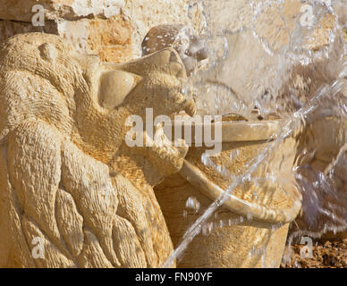 TEL AVIV, Israele - 2 Marzo 2015: il dettaglio della moderna fontana dello Zodiaco su Kedumim Square con le statue dei segni astrologici Foto Stock