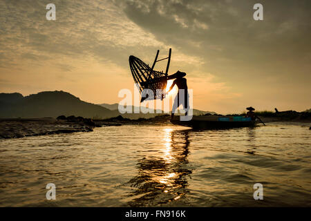 Due pescatori pesca sul fiume Mekong, Laos Foto Stock