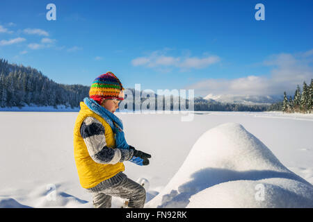 Ragazzo in piedi nella neve Foto Stock