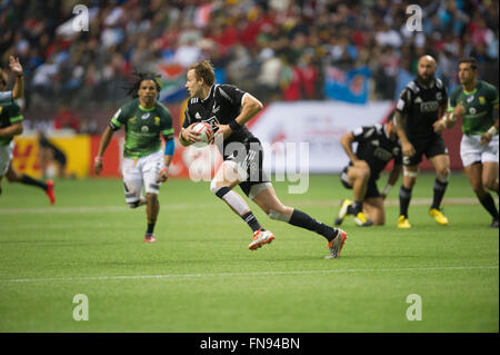 Vancouver, Canada. 13 marzo, 2016. Nuova Zelanda (nero) vs Sud Africa (verdi) durante la HSBC World Rugby Sevens serie finale di coppa, tenutasi in BC Place, Vancouver B.C Canada - Nuova Zelanda vince 19 - 14 - Credito: GerryRousseau/Alamy Live News Foto Stock