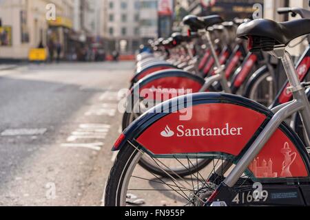 Una fila di Boris Bike (Santander cicli) in corrispondenza di una stazione di aggancio disponibile per noleggio, Panton Street, Londra SW1, Regno Unito Foto Stock