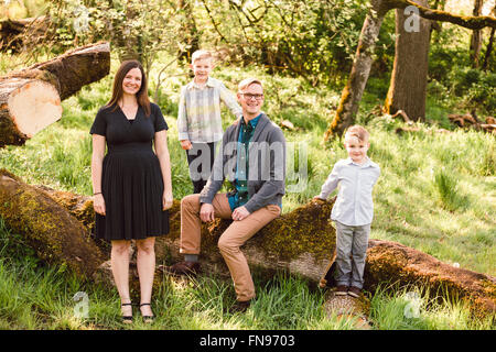 Ritratto di una famiglia seduti all'aperto Foto Stock