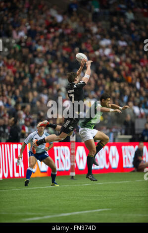 Vancouver, Canada. 13 marzo, 2016. Nuova Zelanda (nero) vs Sud Africa (verdi) durante la HSBC World Rugby Sevens serie finale di coppa, tenutasi in BC Place, Vancouver B.C Canada - Nuova Zelanda vince 19 - 14 - Credito: GerryRousseau/Alamy Live News Foto Stock