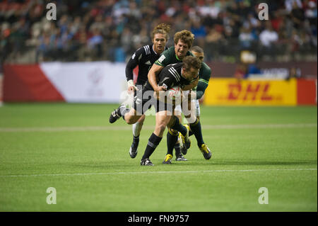 Vancouver, Canada. 13 marzo, 2016. Nuova Zelanda (nero) vs Sud Africa (verdi) durante la HSBC World Rugby Sevens serie finale di coppa, tenutasi in BC Place, Vancouver B.C Canada - Nuova Zelanda vince 19 - 14 - Credito: GerryRousseau/Alamy Live News Foto Stock