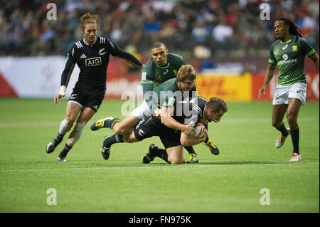 Vancouver, Canada. 13 marzo, 2016. Nuova Zelanda (nero) vs Sud Africa (verdi) durante la HSBC World Rugby Sevens serie finale di coppa, tenutasi in BC Place, Vancouver B.C Canada - Nuova Zelanda vince 19 - 14 - Credito: GerryRousseau/Alamy Live News Foto Stock