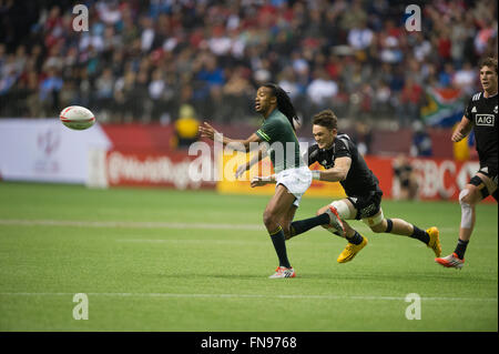 Vancouver, Canada. 13 marzo, 2016. Nuova Zelanda (nero) vs Sud Africa (verdi) durante la HSBC World Rugby Sevens serie finale di coppa, tenutasi in BC Place, Vancouver B.C Canada - Nuova Zelanda vince 19 - 14 - Credito: GerryRousseau/Alamy Live News Foto Stock