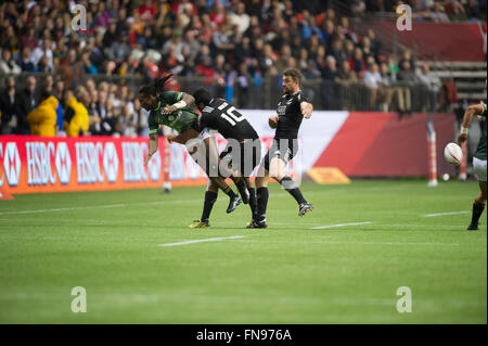 Vancouver, Canada. 13 marzo, 2016. Nuova Zelanda (nero) vs Sud Africa (verdi) durante la HSBC World Rugby Sevens serie finale di coppa, tenutasi in BC Place, Vancouver B.C Canada - Nuova Zelanda vince 19 - 14 - Credito: GerryRousseau/Alamy Live News Foto Stock