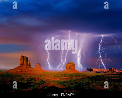 Fulmini sopra Mittens e Merrick Butte, Monument Valley, confine con Arizona Utah, Stati Uniti Foto Stock