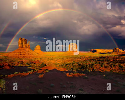 Raddoppia l'arcobaleno sopra Mittens e Merrick Butte, Monument Valley, confine con Arizona Utah, Stati Uniti Foto Stock
