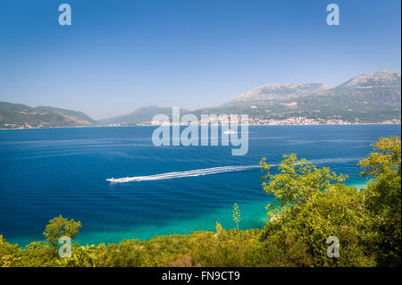 Barca veloce presso la Baia di Kotor acque Foto Stock