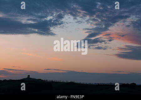 Tramonto sul viale di secolari cipressi, Toscana, Italia Foto Stock