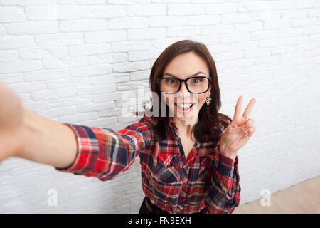 Ragazza tenendo Selfie Smart Phone fotocamera foto Foto Stock