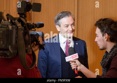 Polacco attivista LGBT e uomo politico, sindaco di Slupsk, Robert Biedron durante la conferenza con i rappresentanti del governo locale circa il sociale 500+ programma. (Foto di Mateusz Wlodarczyk / Pacific Stampa) Foto Stock