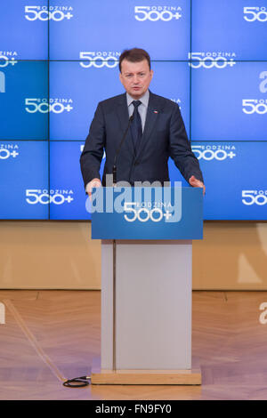 Il ministro degli interni e dell'amministrazione, Mariusz Blaszczak durante la conferenza con i rappresentanti del governo locale circa il sociale 500+ programma. (Foto di Mateusz Wlodarczyk / Pacific Stampa) Foto Stock