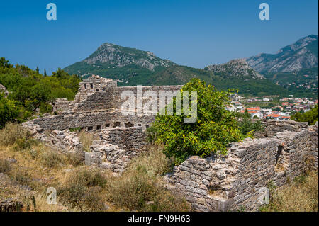 Le rovine della fortezza medievale con un background di montagna Foto Stock