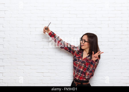 Ragazza tenendo Selfie Smart Phone fotocamera foto Foto Stock