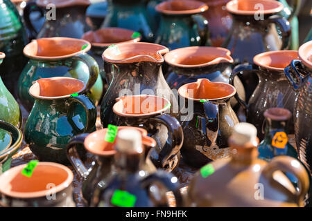 Vasi di ceramica alla fiera locale Foto Stock