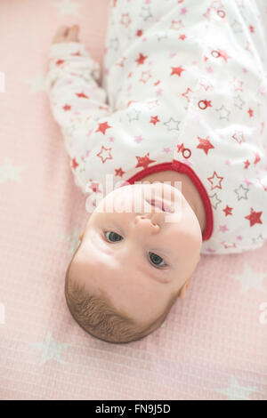 Baby girl giacente in una culla Foto Stock