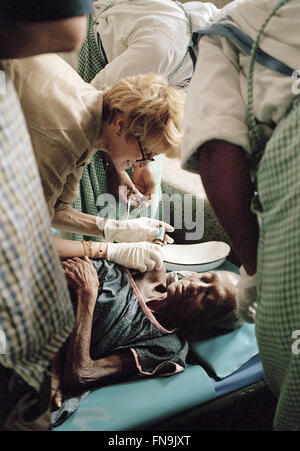 Madre Teresa volontario assiste morendo paziente in hospice casa in Kolkata, India Foto Stock