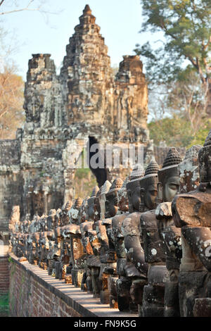 Fila di divinità e la porta sud, Angkor Thom, il Parco Archeologico di Angkor, Siem Reap, Cambogia Foto Stock