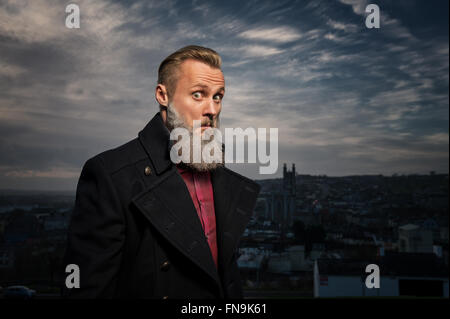 Hipster uomo rendendo divertente volto Foto Stock