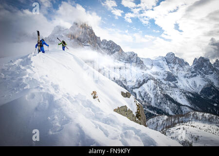 Due uomini sci fuoripista in Dolomiti, Italia Foto Stock