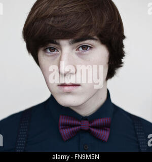 Ritratto di un ragazzo che indossa un bow tie Foto Stock