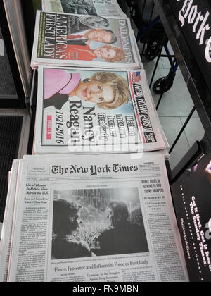 In primo piano della New York quotidiani su lunedì 7 marzo 2016 un rapporto sul giorno precedente la morte dell ex U.S. La First Lady Nancy Reagan, scomparso all età di 94. (© Richard B. Levine) Foto Stock