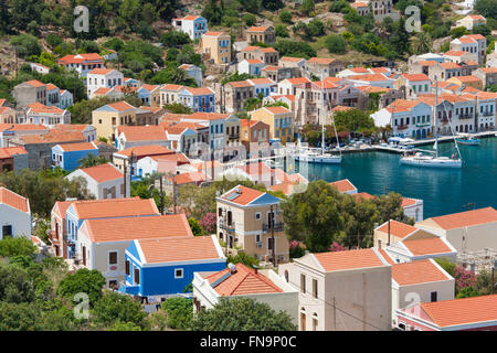 Kastellorizo, Rodi, Egeo Meridionale, Grecia. Vista sui tetti della città di porto. Foto Stock