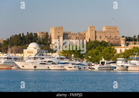 La città di Rodi, rodi, Egeo Meridionale, Grecia. Vista sul Porto di Mandraki al Palazzo del Gran Maestro. Foto Stock