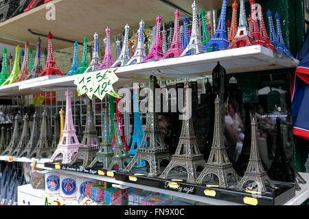 Ripiani della miniatura della Torre Eiffel souvenir turistici doni di colori diversi in un negozio a Parigi, Francia. Foto Stock