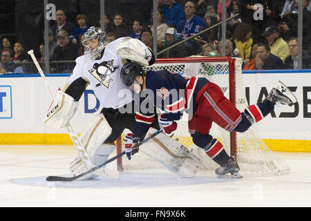 Manhattan, New York, Stati Uniti d'America. 13 Mar, 2016. New York Rangers ala destra Jesper veloce (19) scorre in Pittsburgh Penguins goalie Marc-andré Fleury (29) durante il gioco tra il New York Rangers e i pinguini di Pittsburgh a Madison Square Garden a Manhattan, New York . I pinguini di Pittsburgh sconfiggere i New York Rangers 5-3. Credito: Kostas Lymperopoulos/CSM/Alamy Live News Foto Stock