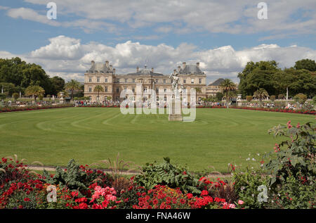 Vista verso il Palais du Luxembourg nel Jardin du Luxembourg Parigi, Francia. Foto Stock