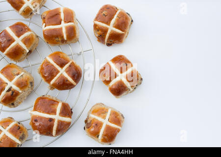 Pane appena sfornato, pasqua, hot cross panini isolato su un fondo bianco. Foto Stock