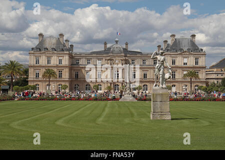 Vista verso il Palais du Luxembourg nel Jardin du Luxembourg Parigi, Francia. Foto Stock