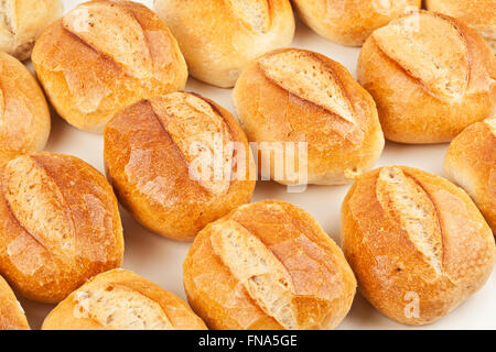 Abbondanza di fresca Pane tedesco rotoli su sfondo bianco in una panetteria tedesca Foto Stock
