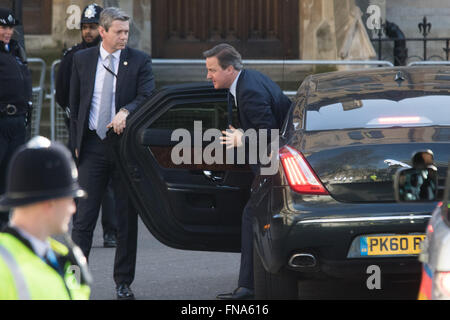 L'Abbazia di Westminster, Londra, 14 marzo 2016. Sua Maestà la regina, la testa del Commonwealth, accompagnato dal Duca di Edimburgo, il Duca e la Duchessa di Cambridge e il principe Harry frequentare il servizio del Commonwealth a Westminster Abbey sul giorno del Commonwealth. Nella foto: il Primo Ministro David Cameron arriva. Credito: Paolo Davey/Alamy Live News Foto Stock