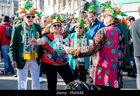 Un gruppo di persone anziane celebrando su il giorno di San Patrizio in Trafalgar square, 2016 Foto Stock