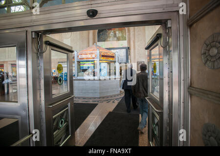 Newark Penn Station a Newark, NJ Venerdì, Marzo 11, 2016. Sono in corso negoziati per impedire uno sciopero da NJ Transit lavoratori su Domenica 13 Marzo alle ore 12:01AM. Lunedì 160.000 piloti che utilizzano il sistema binario in un giorno feriale dovrà vedersela con i piani di emergenza che possono ospitare solo un 40 percento di essi. (© Richard B. Levine) Foto Stock