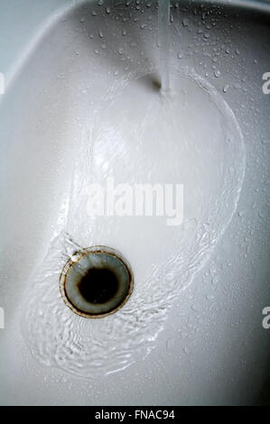 Flusso di acqua pura che scorre verso il basso in scarico dell acqua Foto Stock