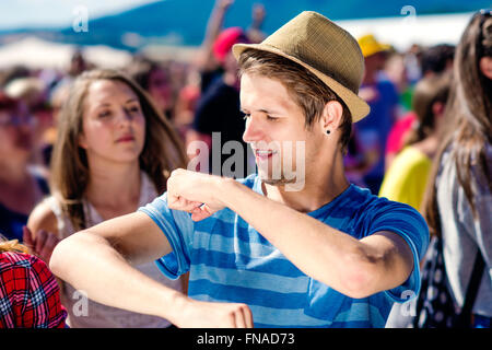 Dettaglio del ragazzo adolescente presso i festival estivi di musica danza Foto Stock