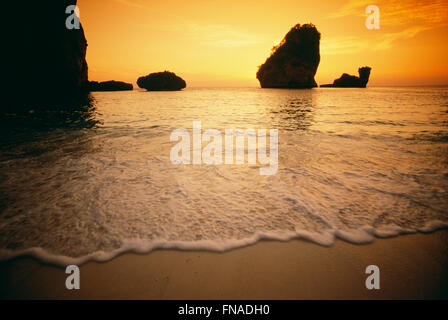 Tramonto, Ko Phi Phi Island, Thailandia Foto Stock