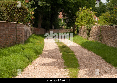 Svuotare deserte country village road vicino al cimitero di St Katherine's Chiesa in Holt, Bradford-on-Avon, Wiltshire, Inghilterra, Regno Unito Foto Stock